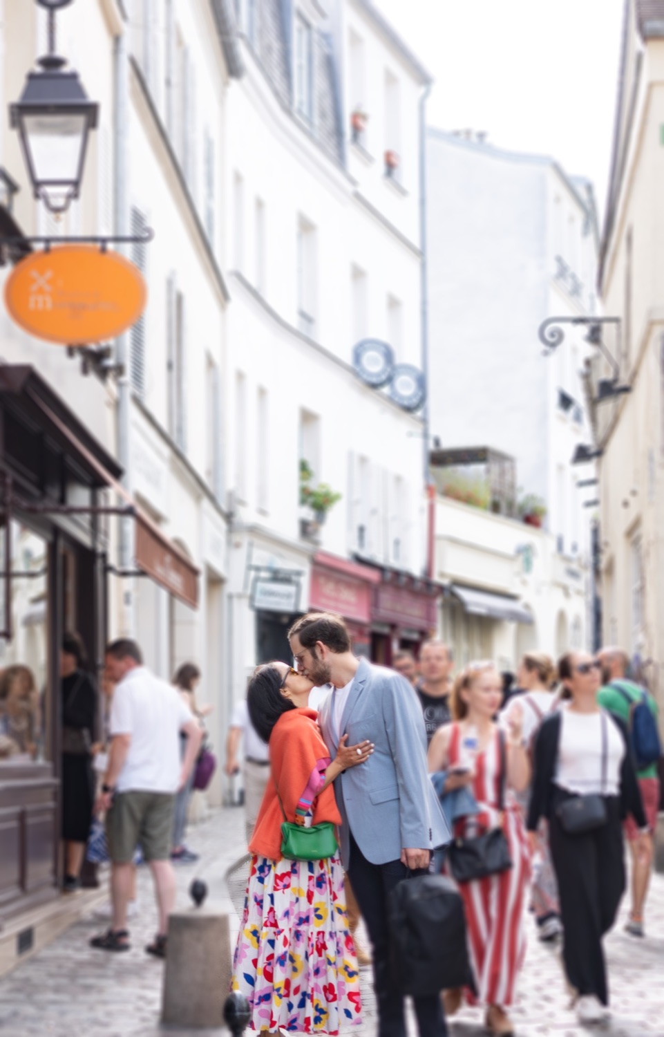 Salma and Eric kissing on a busy Paris street
